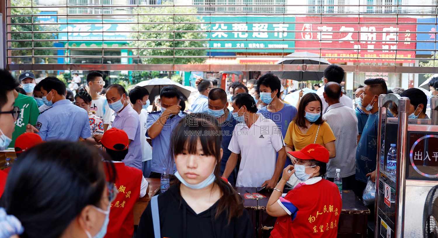 法院大门口排队的市民