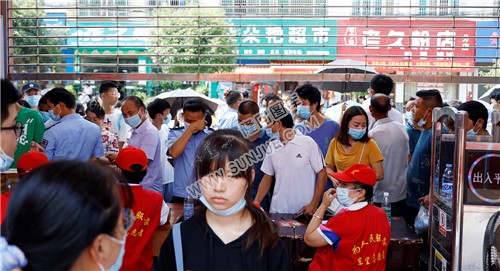 法院大门口排队的市民