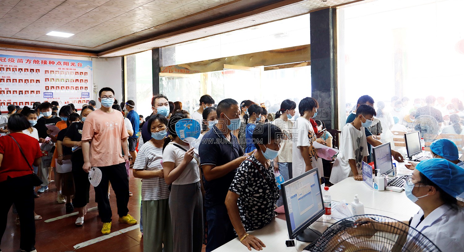排队登记接种的市民