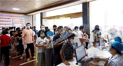 排队登记接种的市民