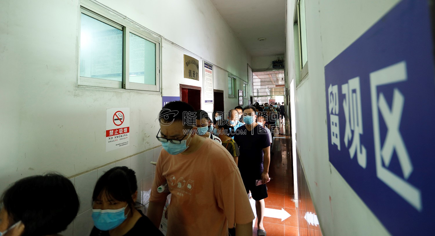 走廊排队的市民