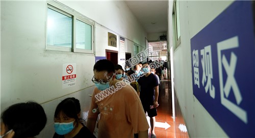 走廊排队的市民