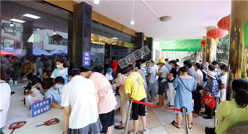 排队接种的市民