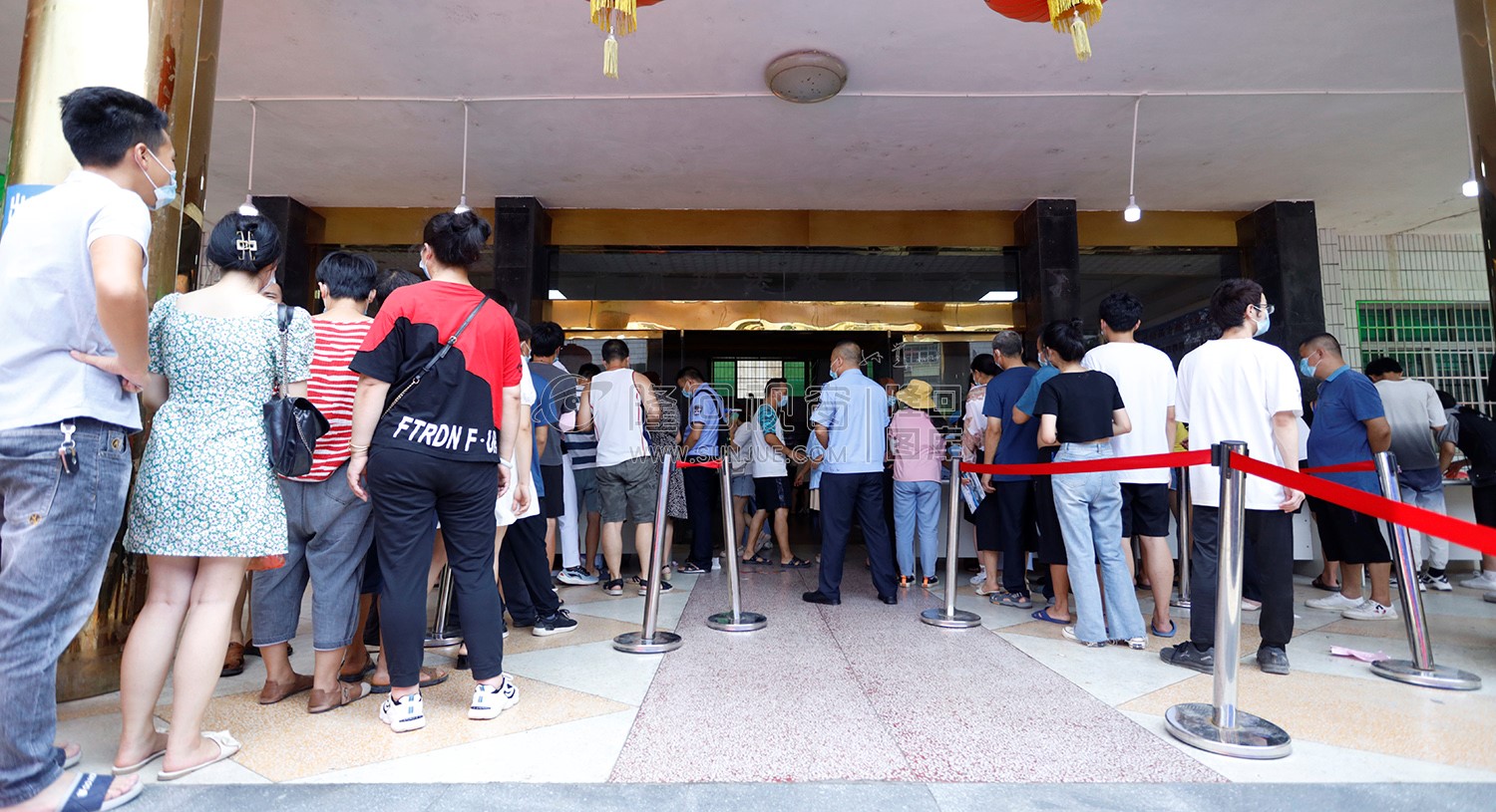 排队接种的市民