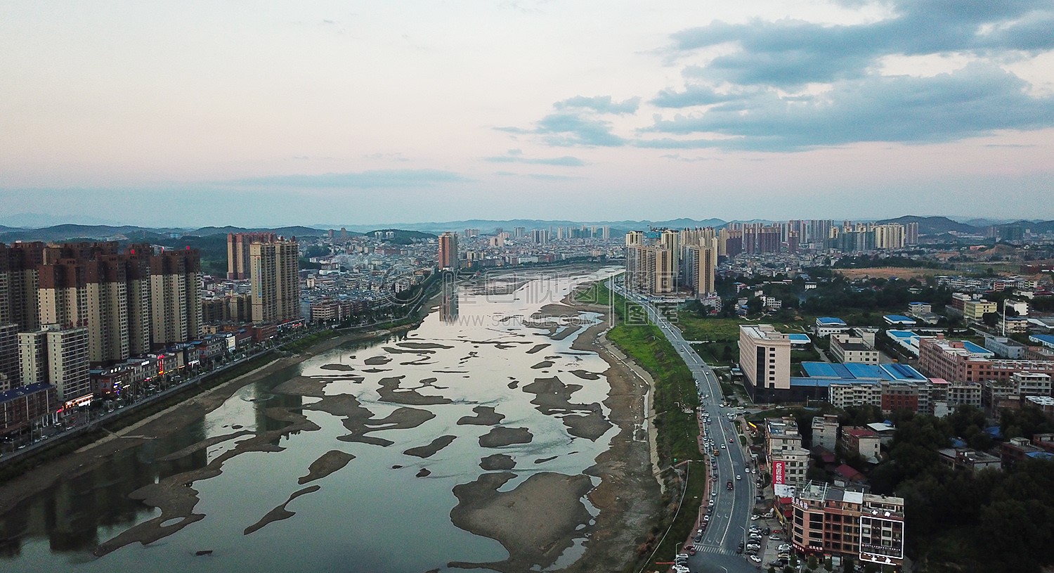 下游放水河床露出来了