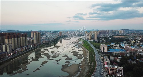 下游放水河床露出来了