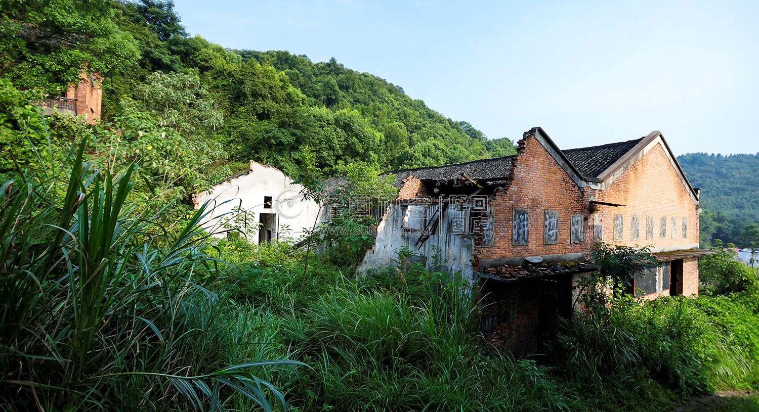 这栋建筑已经残垣断壁