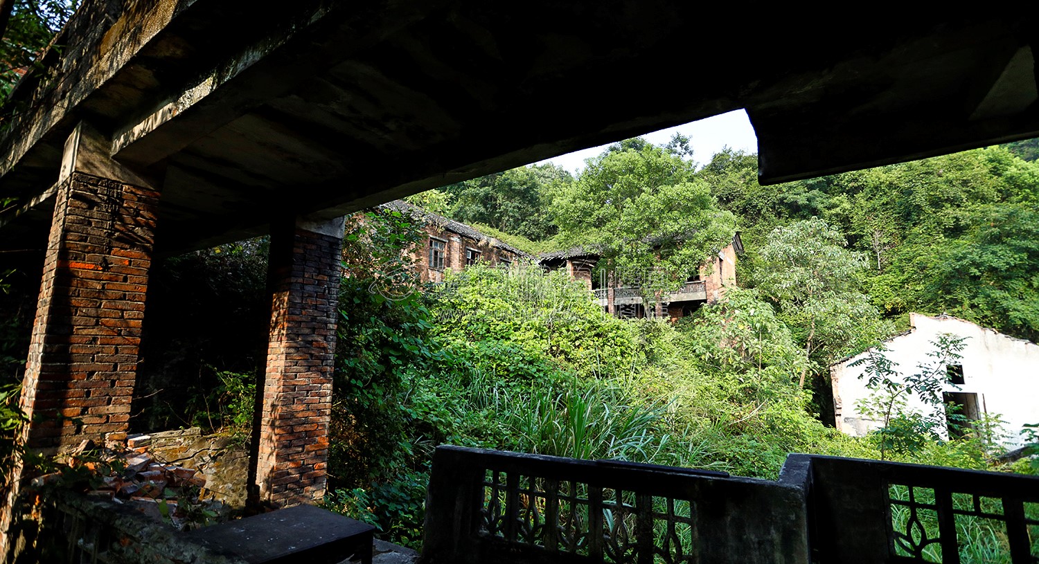 天桥走廊下，估计这里以前是厂区中心