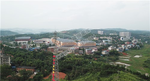 旁边不远的隆回职中