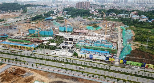 对面建设中的乾道地产