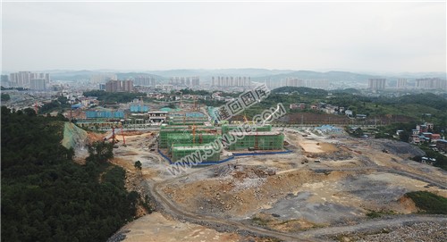 学校后面看县城