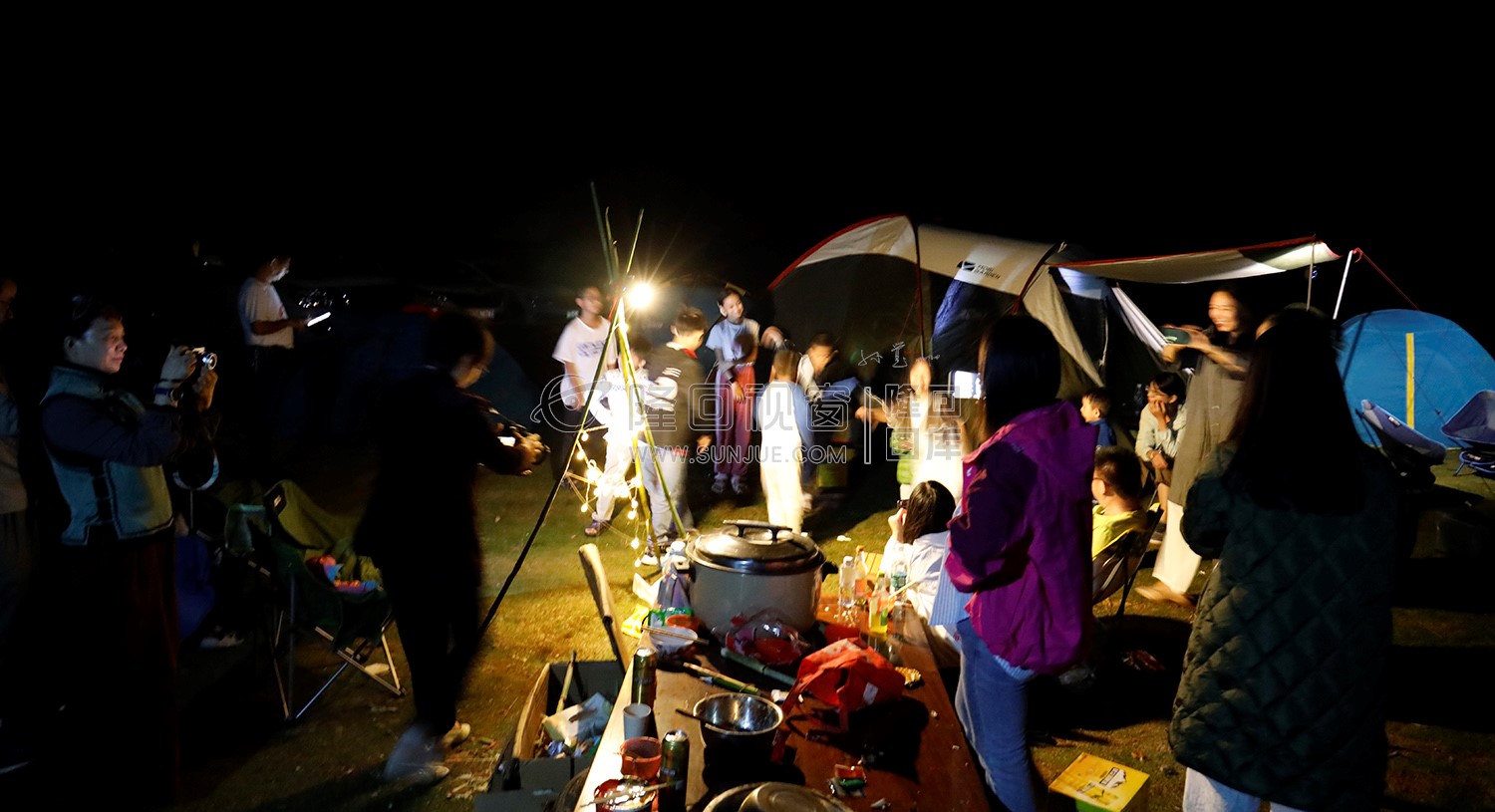 晚上音乐啤酒灯光大小嗨皮起来