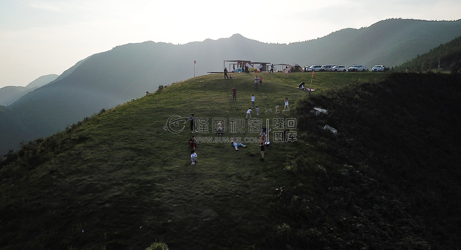 夕阳西下很多游客流连忘返