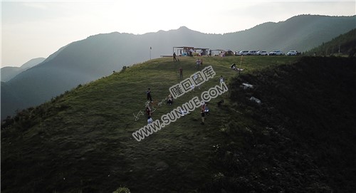 夕阳西下很多游客流连忘返