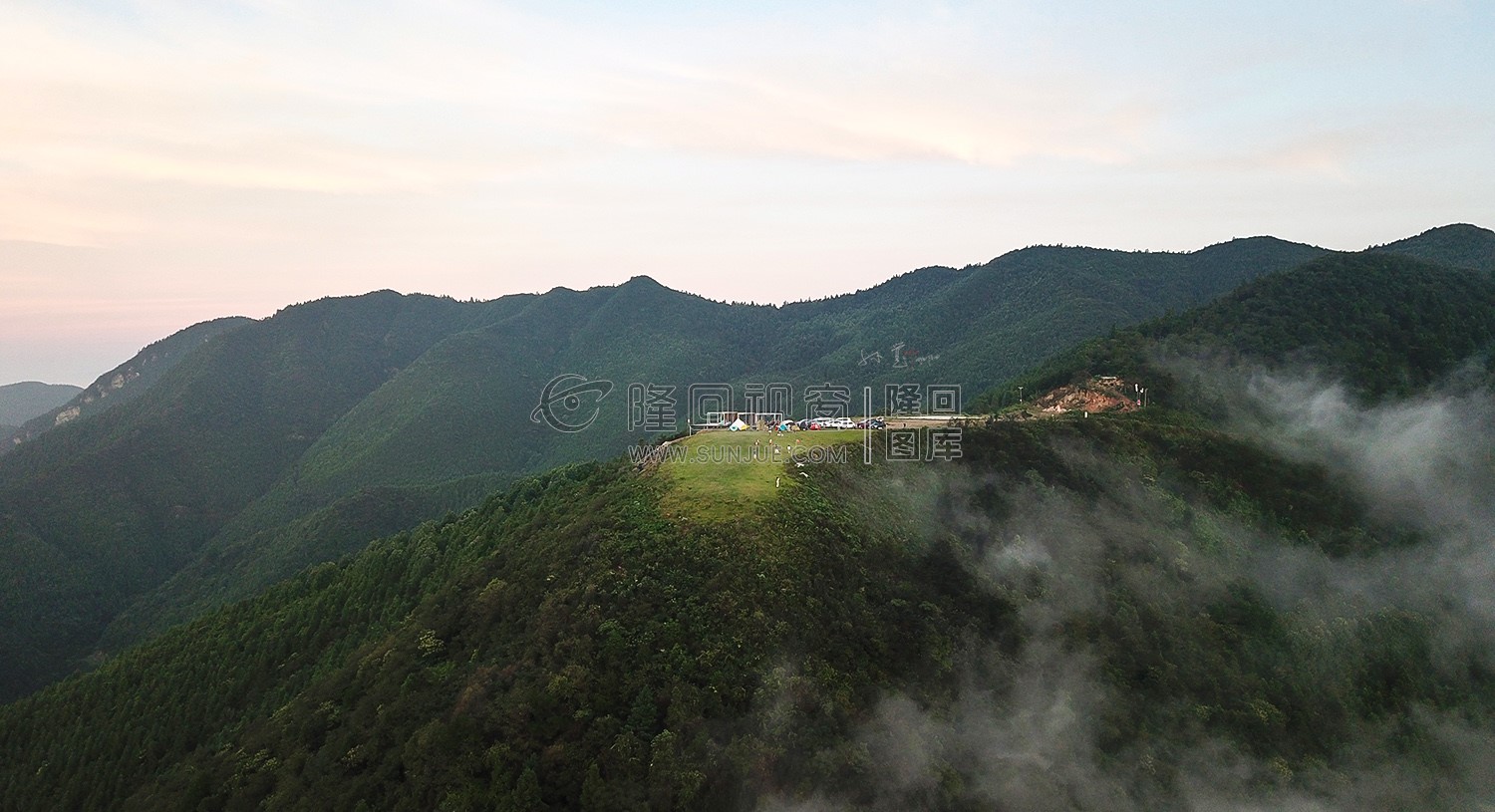 日出时的滑翔伞基地