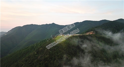 日出时的滑翔伞基地