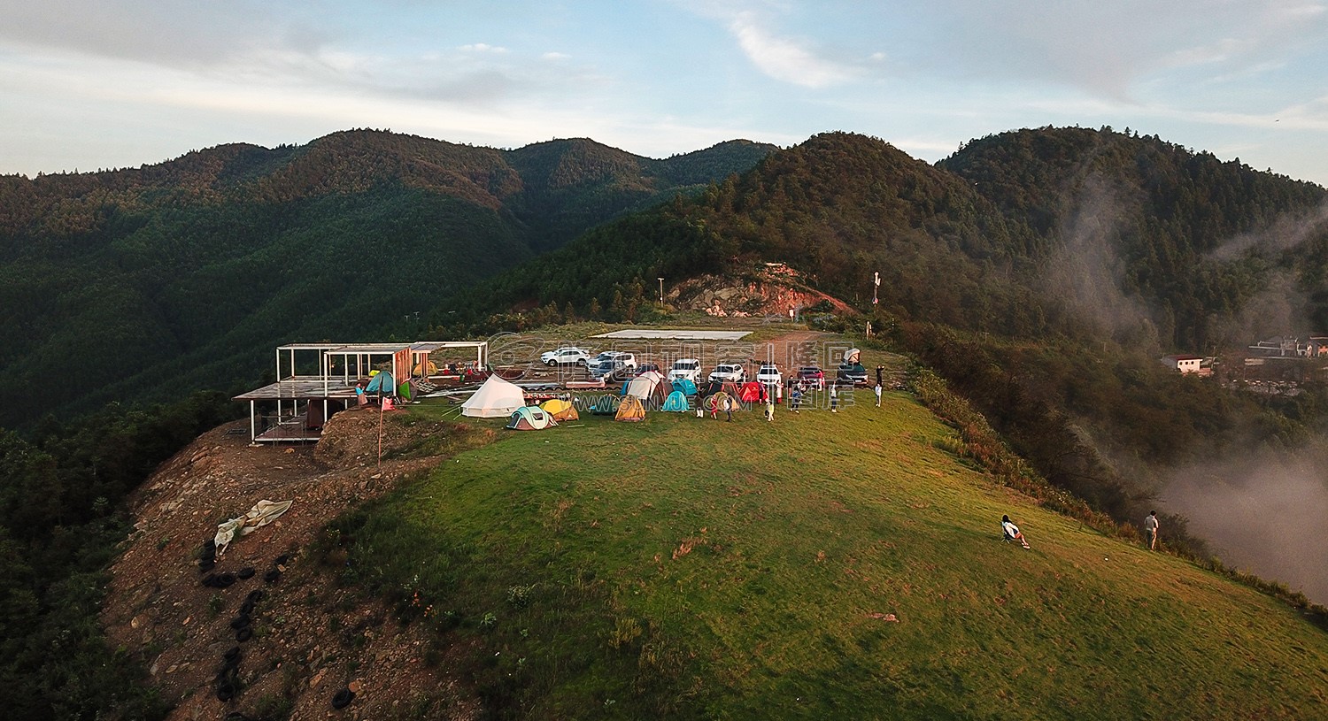 日出时的滑翔伞基地