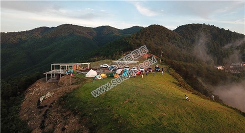 日出时的滑翔伞基地