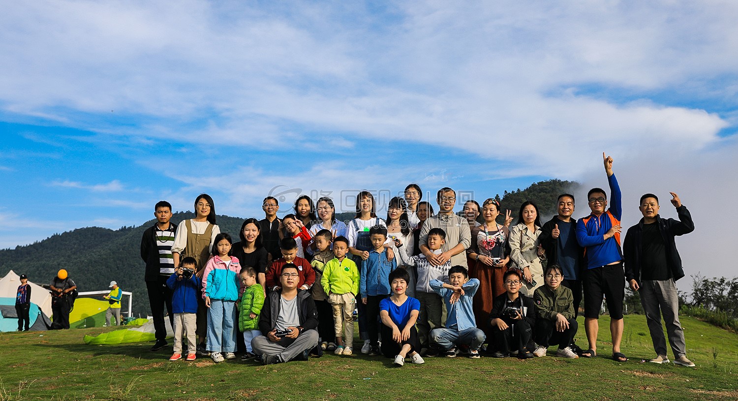 参加露营活动的群友们合影