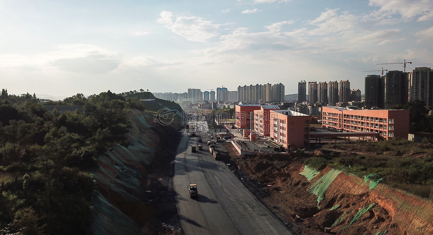 国道线也在路面施工