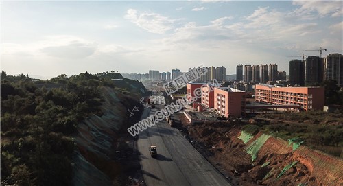 国道线也在路面施工