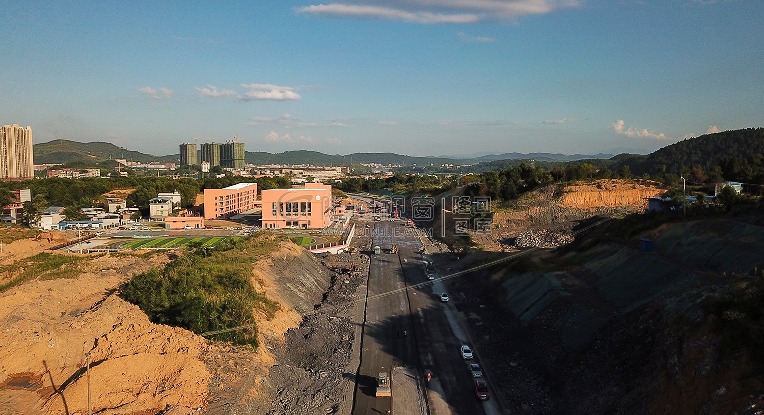 国道线也在路面施工