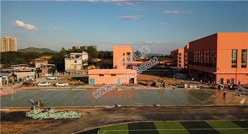 工人们在加班加点完工