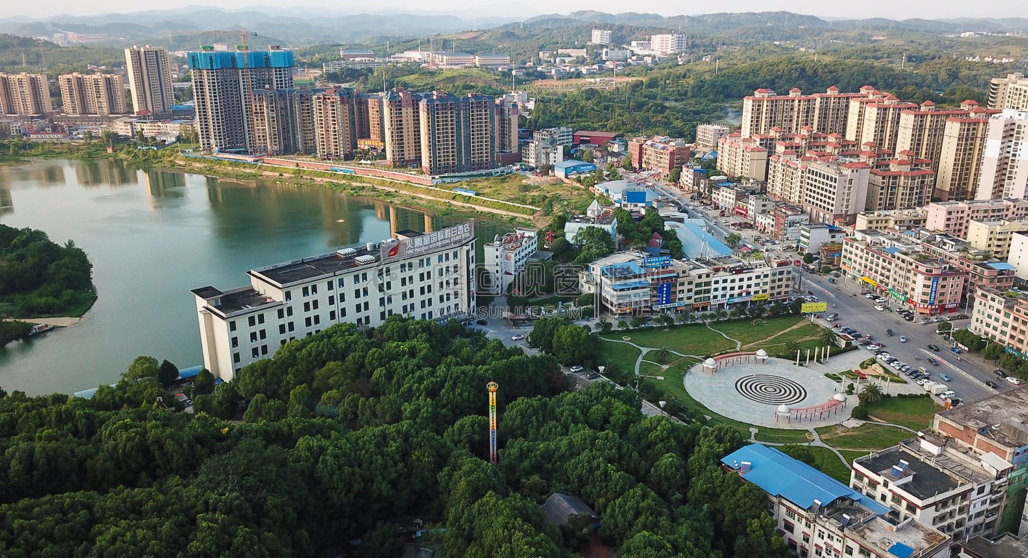 赧水河畔的公园