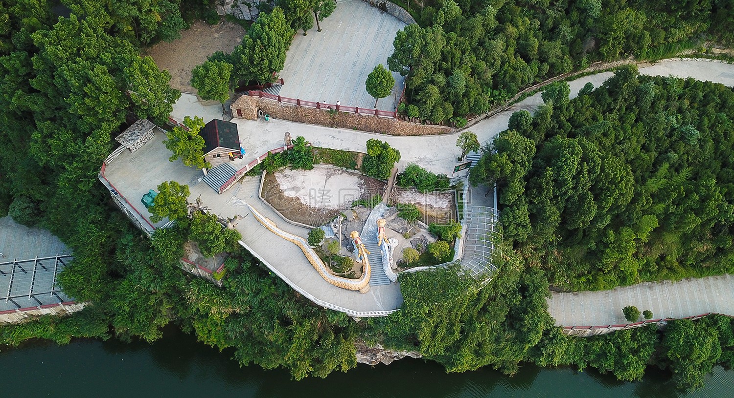 高空俯瞰公园双龙雕像