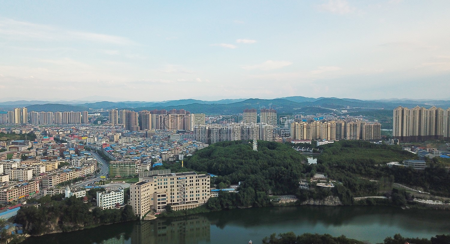 方大公园旁赧水河畔看隆回县城