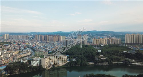 方大公园旁赧水河畔看隆回县城