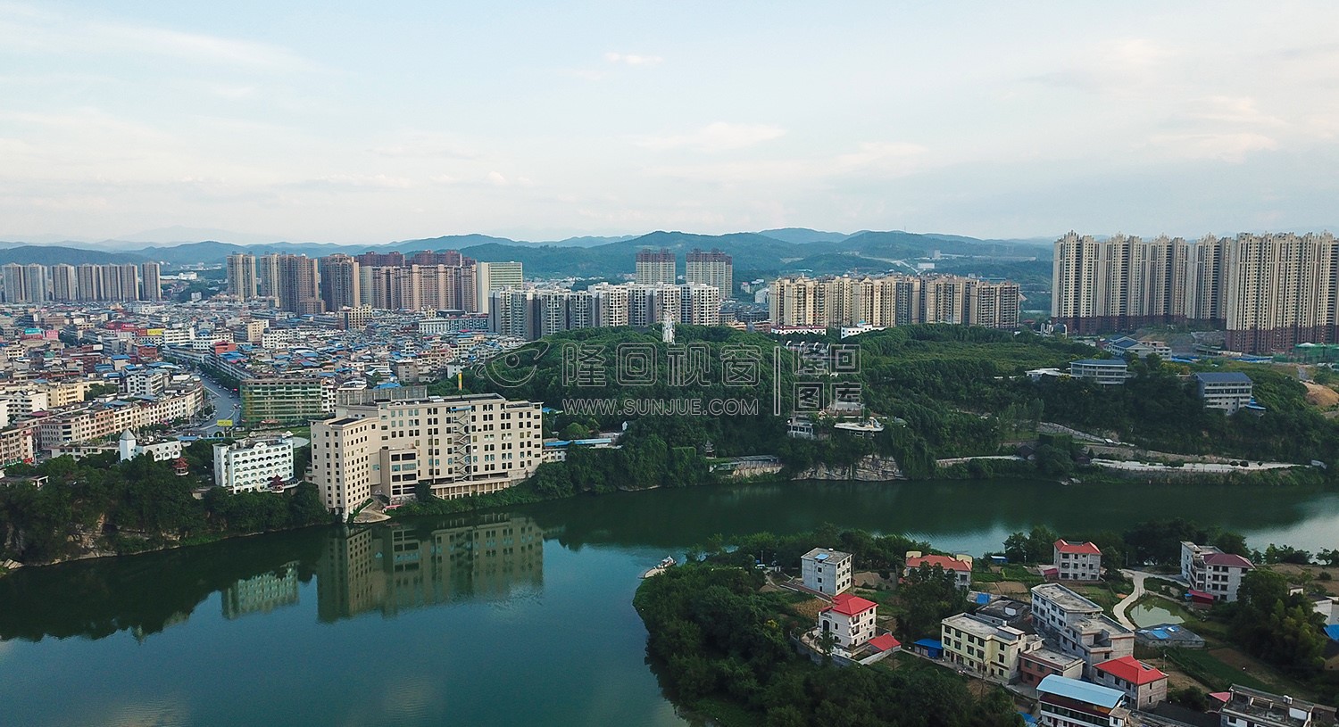 方大公园旁赧水河畔看隆回县城