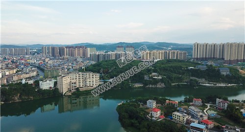 方大公园旁赧水河畔看隆回县城