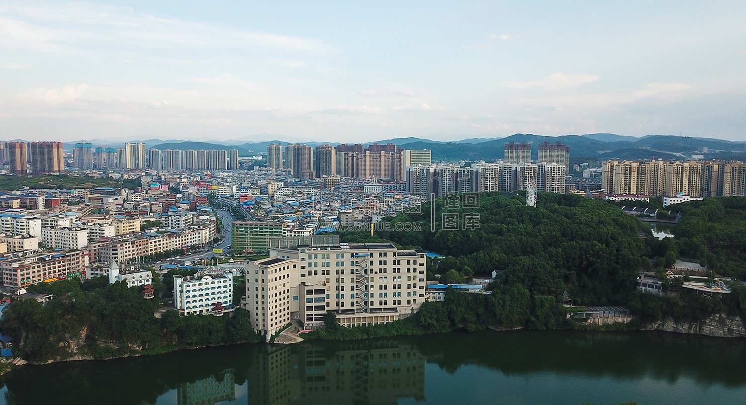 方大公园旁赧水河畔看隆回县城