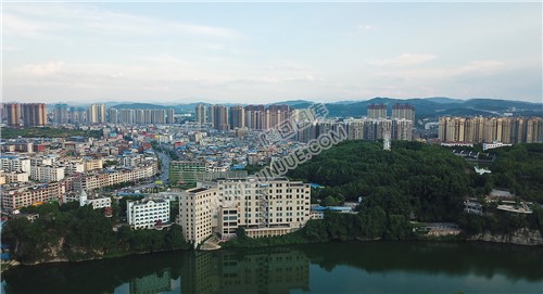 方大公园旁赧水河畔看隆回县城