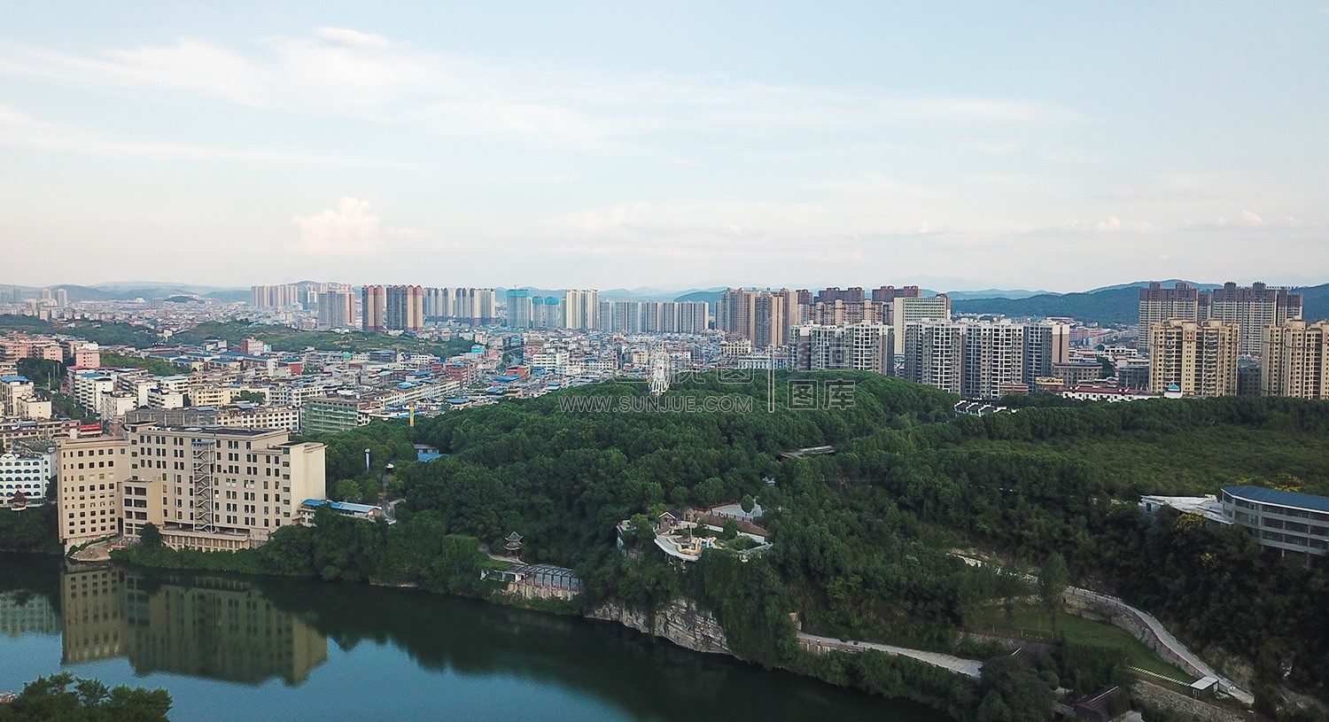 方大公园旁赧水河畔看隆回县城