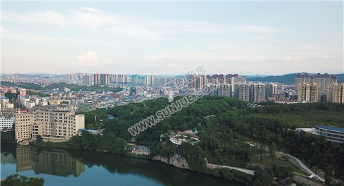 方大公园旁赧水河畔看隆回县城