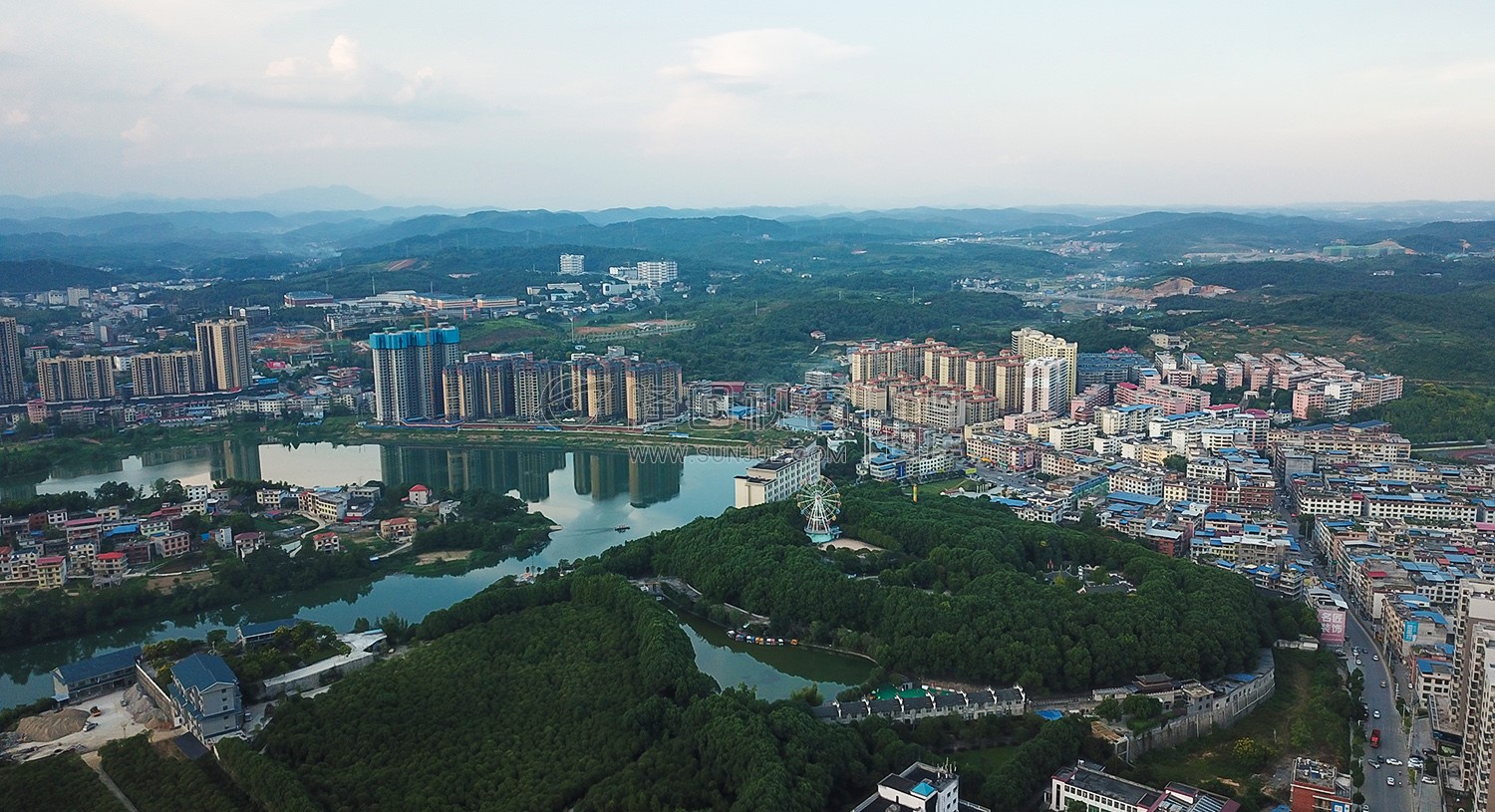 赧水河畔的公园