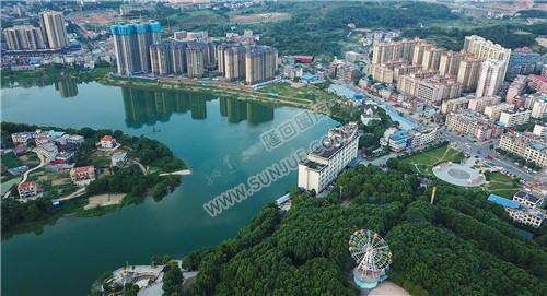 赧水河畔的公园