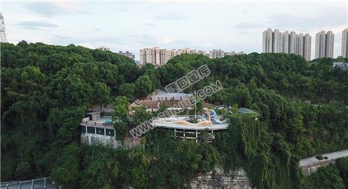 公园龙形雕像处