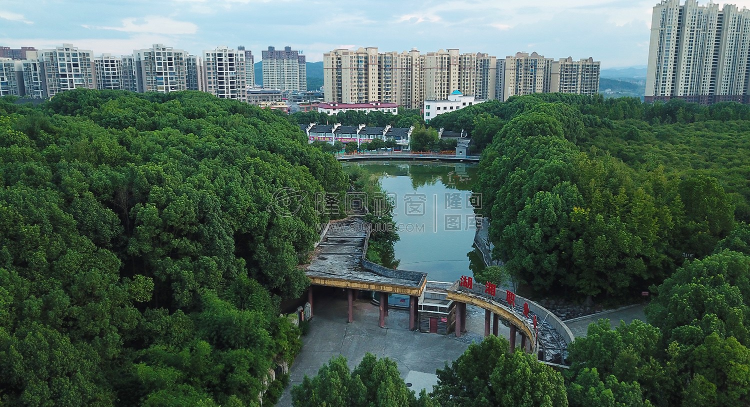 湖湘学校门口，公园游湖