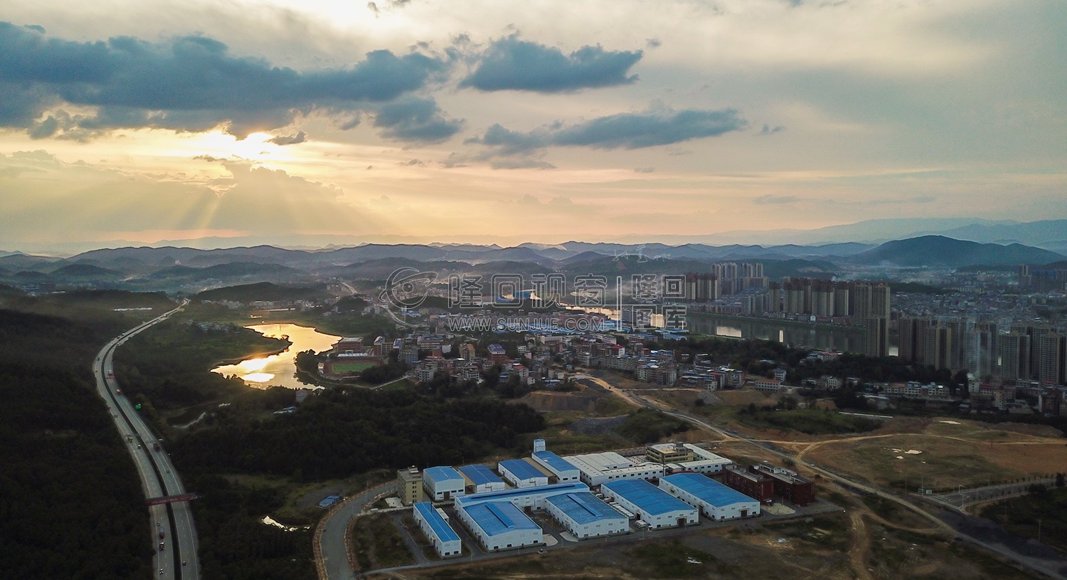 三八水库上空金光四射