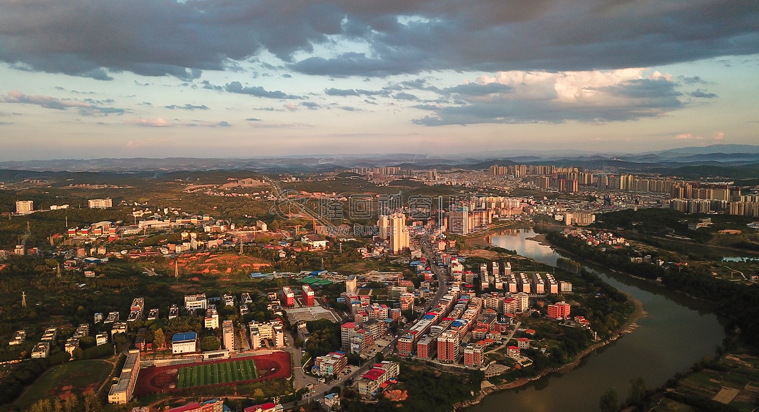 航拍隆回二中上空