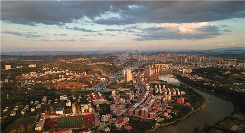 航拍隆回二中上空