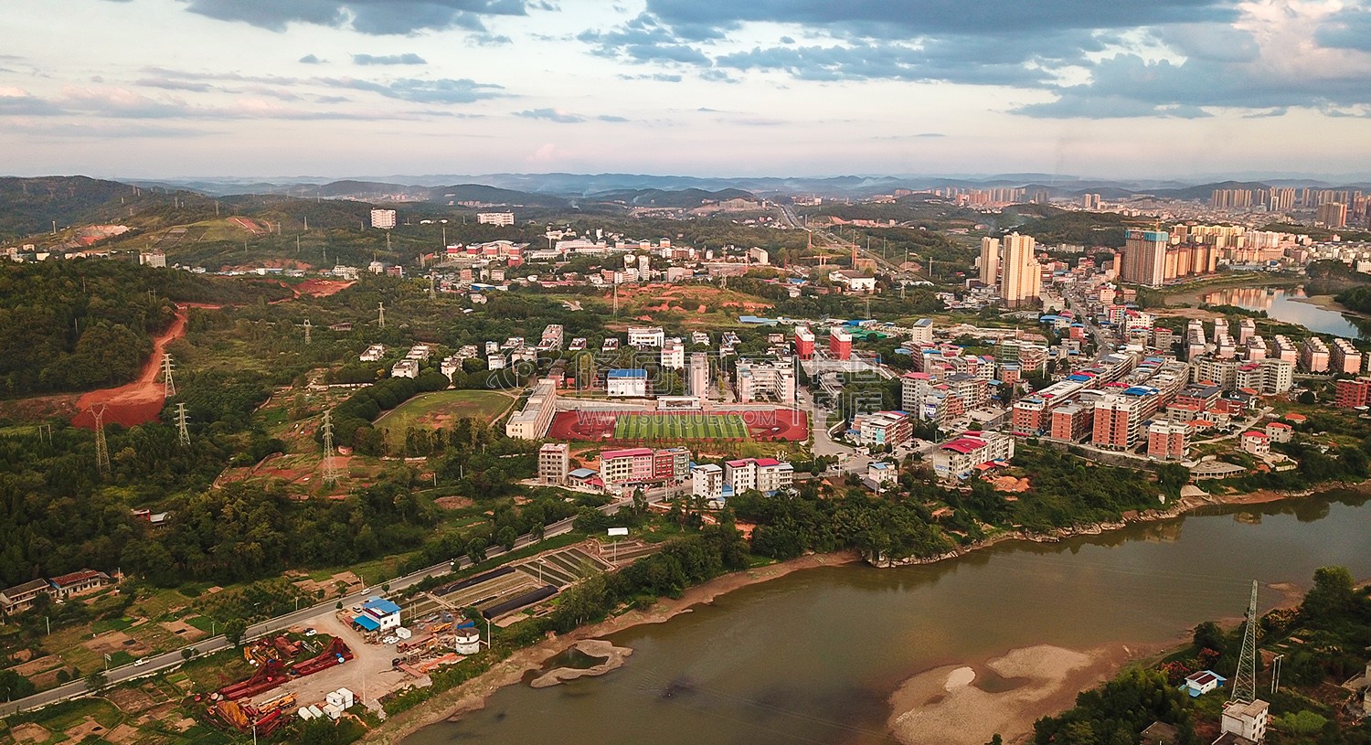 赧水河畔的二中