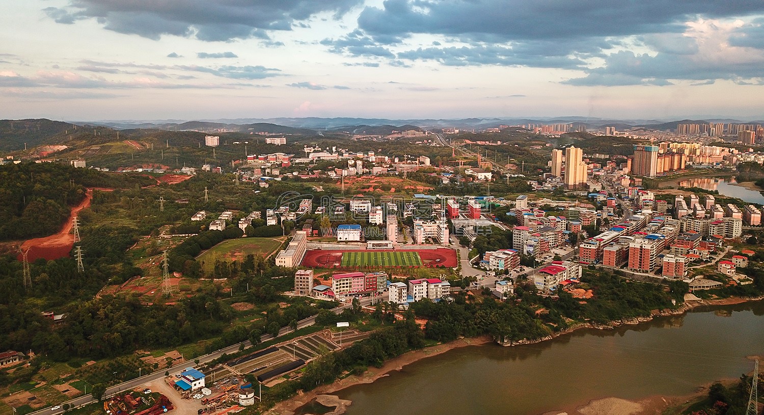 赧水河畔的二中