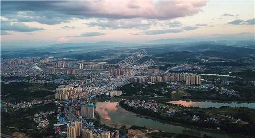 晚霞映衬着河面