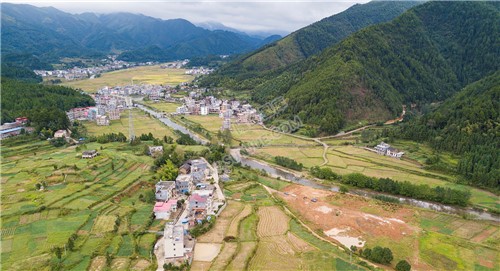 西洋江穿过村落