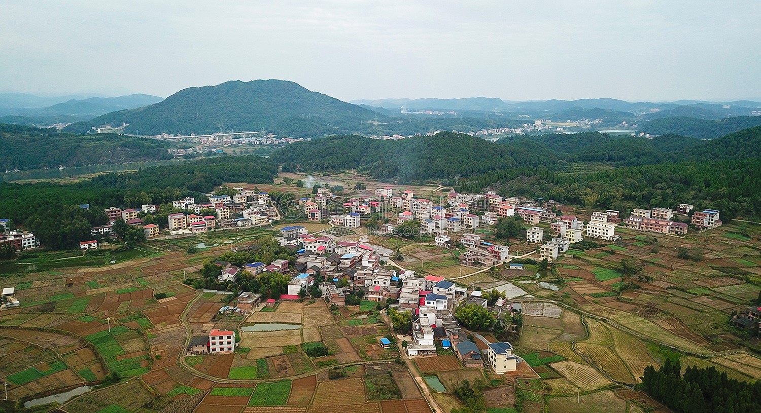 航拍村庄梁家村