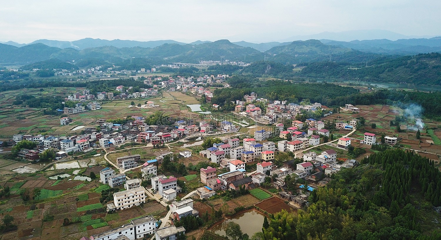 航拍村庄南岳庙方向